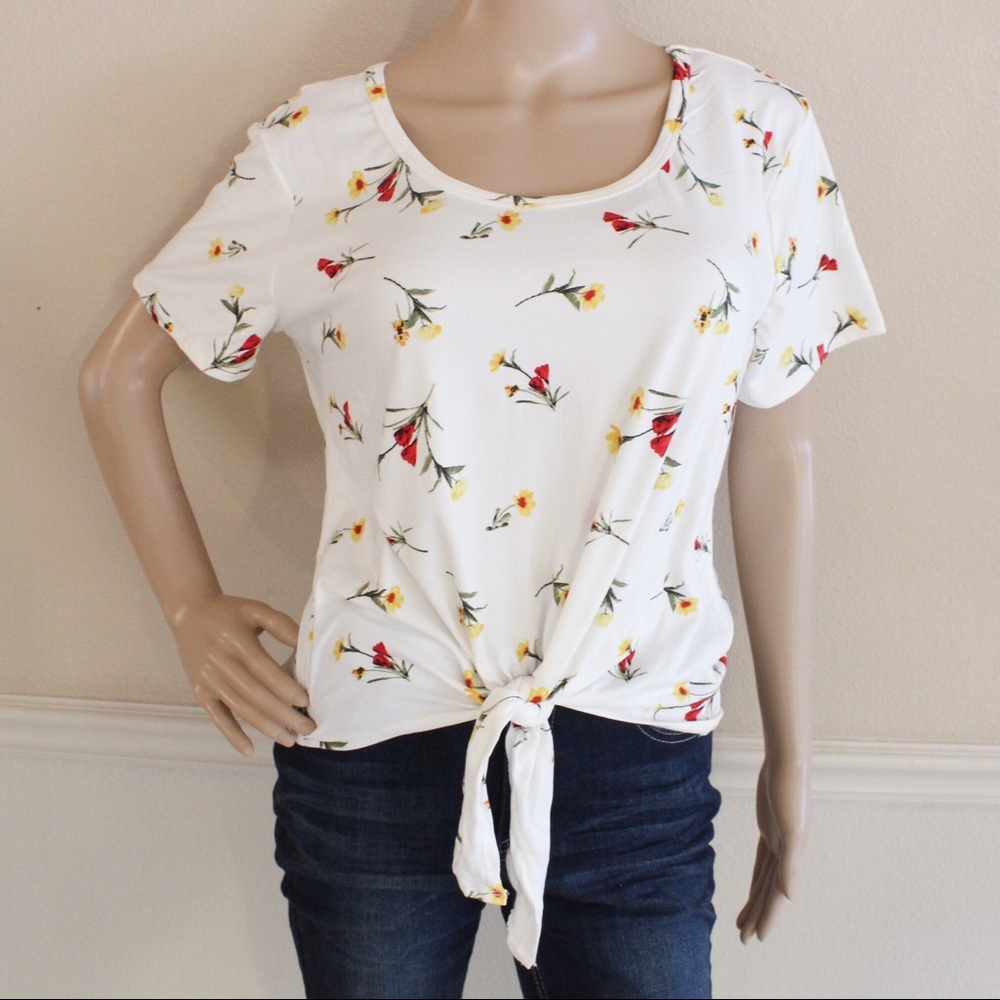 🌹3 for $25🌹Ivory Floral Super Soft Tie Front Top